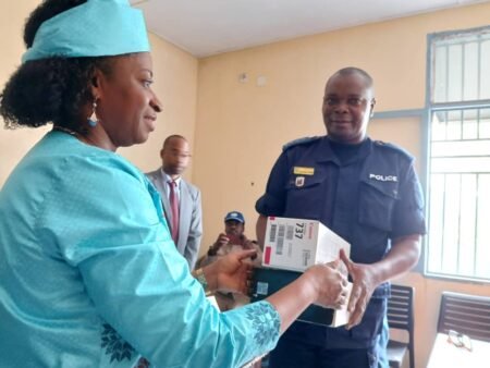 La police dotée de matériel pour surveiller les violations des droits humains commises par ses agents