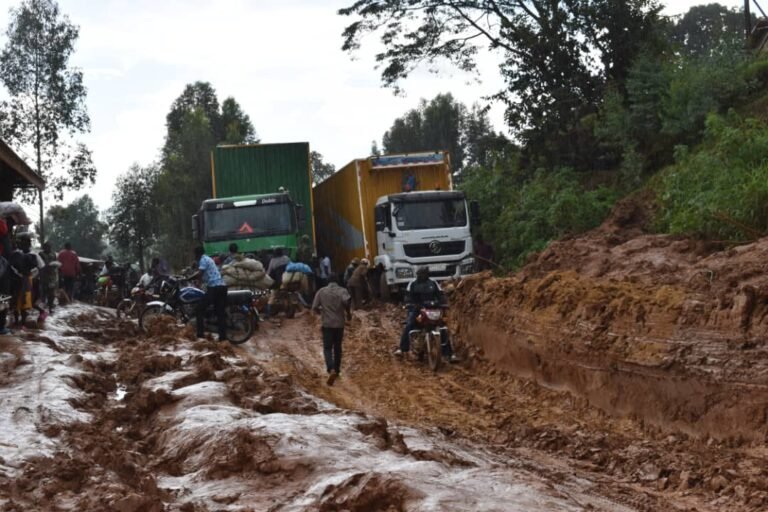Ituri : des centaines de camions bloqués sur la route Bunia-Mahagi à cause de la dégradation de la route
