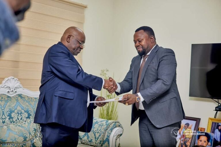 Samuel Mbemba remet deux résolutions reconnaissant le génocide congolais à l’ECC