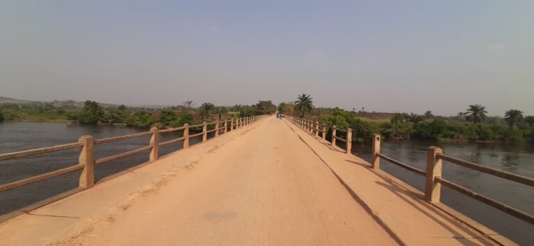 Plus de 20 maisons incendiées à la suite d’un conflit ethnique à Kazumba