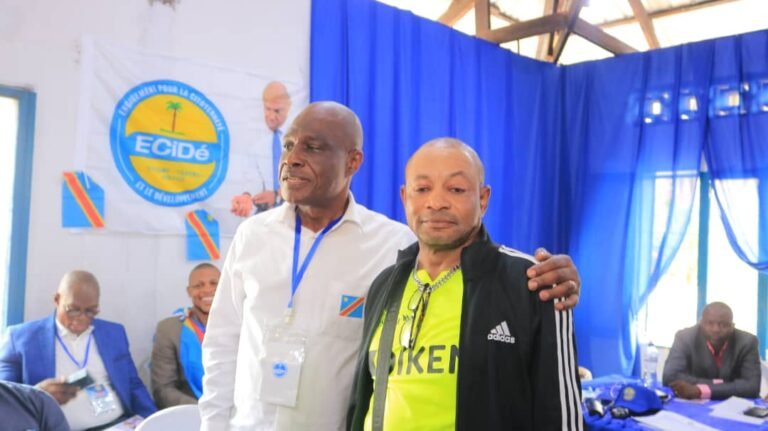 Martin Fayulu et le père de Timothy Fayulu ensemble à Kinshasa