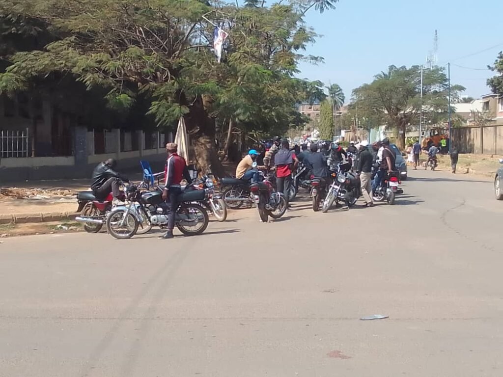 Les conducteurs de motos et tricycles interdits d’accès au centre-ville de Lubumbashi