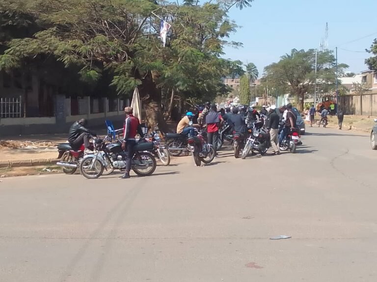 Les conducteurs de motos et tricycles interdits d’accès au centre-ville de Lubumbashi