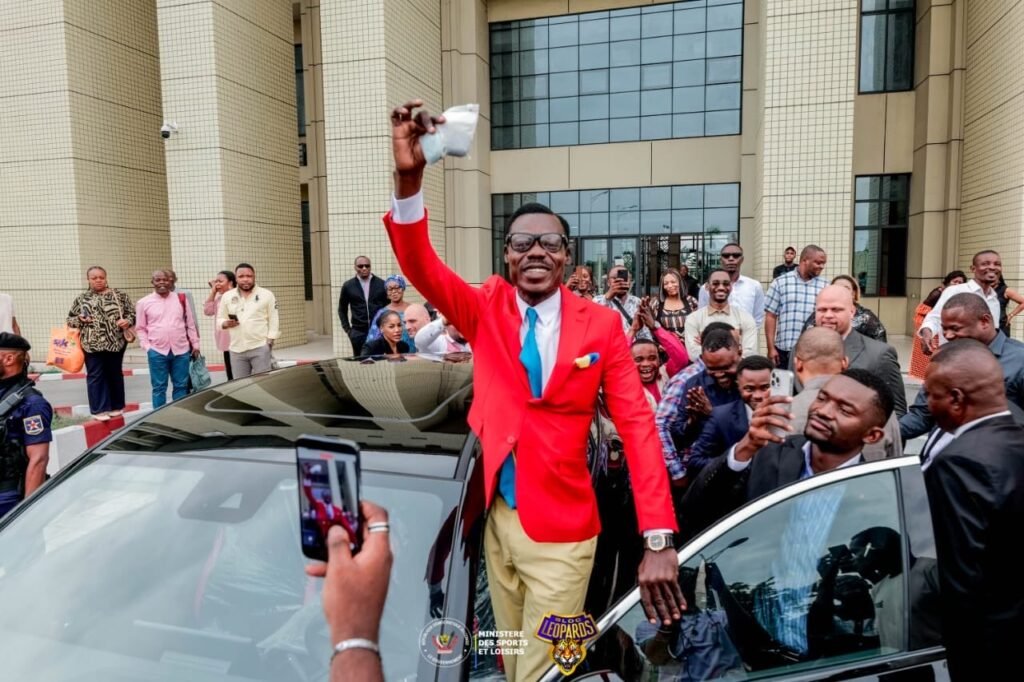 Le supporter immobile Lumumba VEA reçoit un véhicule pour son engagement à la CAN