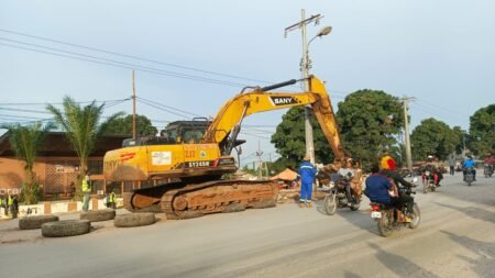 La SNEL déplace une centaine de poteaux pour l’élargissement de l’avenue Inga, à Mbuji-Mayi