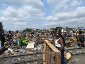 Des familles reconstruisent des abris de fortune après la démolition de Pakadjuma