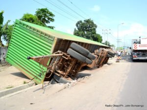 Un camion-remorque finit sa course hors de la route à Seke-Banza