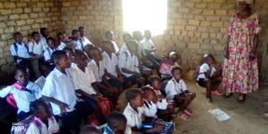 Plus de 160 élèves étudient à ciel ouvert après la destruction de leur école à la suite d’un vent à Kailo au Maniema