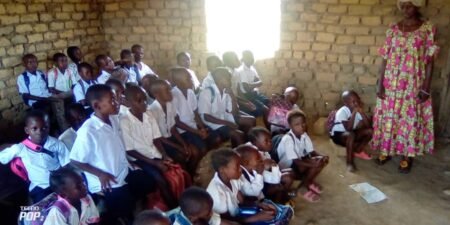 Plus de 160 élèves étudient à ciel ouvert après la destruction de leur école à la suite d’un vent à Kailo au Maniema