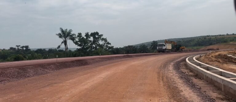 Projet Rocades : la commission d’expropriation sensibilise les riverains de l’avenue Ndjoku à Kinshasa