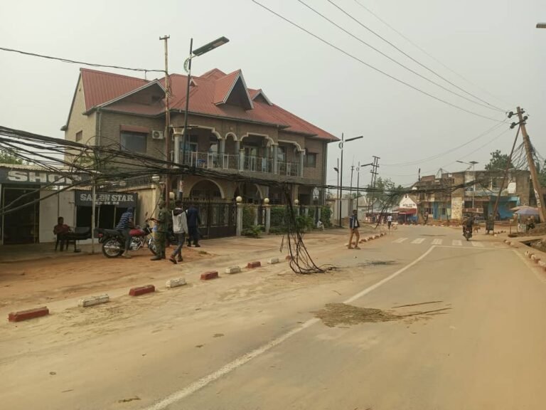 Plus de 100 balayeuses des routes réclament 9 d’arriérés à Mbuji-Mayi