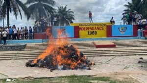 La police incinère un lot de chanvre à la place de l’Indépendance à Kananga