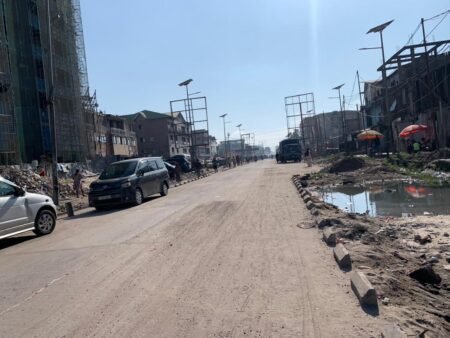 La réhabilitation de l’avenue Kabambare progresse, la mobilité autour du marché central de Kinshasa en voie de s’améliorer