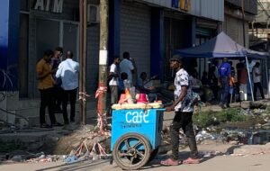 Vente ambulante de thé et café : ce petit-déjeuner de rue s’impose comme une routine quotidienne à Kinshasa