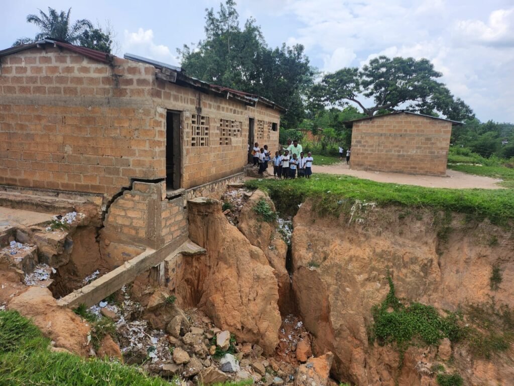 Deux écoles menacées de disparition par un énorme ravin à Mbuji-Mayi