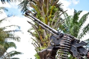 La situation sécuritaire demeure étendue ce lundi 25 mai dans plusieurs localités des territoires de Masisi et Rutshuru, au Nord-Kivu, au lendemain de frappes aériennes attribuées à des drones militaires. Ces attaques ont notamment visé Rubaya et Rumangabo, dans un contexte de combats intenses qui se poursuivent depuis plus d’une semaine dans la région. À ce stade, aucun bilan humain officiel n’a été communiqué par les autorités. Les frappes, dont l’origine reste indéterminée, n’ont été revendiquées par aucune des parties impliquées dans le conflit. Selon des sources locales, les bombardements ont suscité une vive inquiétude parmi les populations civiles déjà affectées par l’insécurité. Rumangabo : un centre de formation touché À Rumangabo, dans le territoire de Rutshuru, une frappe est survenue dimanche vers 7h30 à touché un bâtiment abritant un centre de formation destiné aux femmes et aux veuves d’écogardes de l’ICCN, situé dans l’enceinte du parc national des Virunga. Des dégâts matériels importants ont été signalés, mais aucune perte en vies humaines n’a été confirmée pour l’instant, selon des sources concordantes. Rubaya : une maison d’accueil visée en pleine nuit Quelques heures plus tôt, vers 00h15, une autre frappe avait ciblé une maison d’accueil dans la cité minière de Rubaya, dans le territoire de Masisi. L’établissement hébergerait plusieurs personnes au moment des faits. Là encore, aucune information officielle ne permet pour l’instant de déterminer l’ampleur des pertes humaines éventuelles. Des combats intenses sur plusieurs fronts Ces frappes interviennent dans un contexte de violents affrontements opposant la rébellion de l’AFC-M23 à une coalition de groupes Wazalendo, soutenus par les FARDC. Depuis plusieurs jours, les combats se concentrent dans le territoire de Masisi, notamment après la reprise de certaines localités du secteur de Katoyi par les groupes Wazalendo. Les affrontements se dérouleront désormais sur l’axe Kinigi–Chugi en direction de Rubaya, tandis que des échanges de tirs sont également signalés entre Nyakigano et Kasake, en direction de Ngungu. La multiplication des combats et l’usage présumé de drones dans cette zone suscitent de nouvelles inquiétudes quant à l’escalade du conflit dans le Nord-Kivu. Dans ce contexte, les populations civiles restent particulièrement exposées, entre déplacements forcés, destructions d’infrastructures et incertitudes liées aux opérations militaires en cours. Alors que les combats persistent, l’absence de communication officielle sur ces frappes alimente les interrogations sur leur origine et leurs implications dans un conflit déjà complexe.