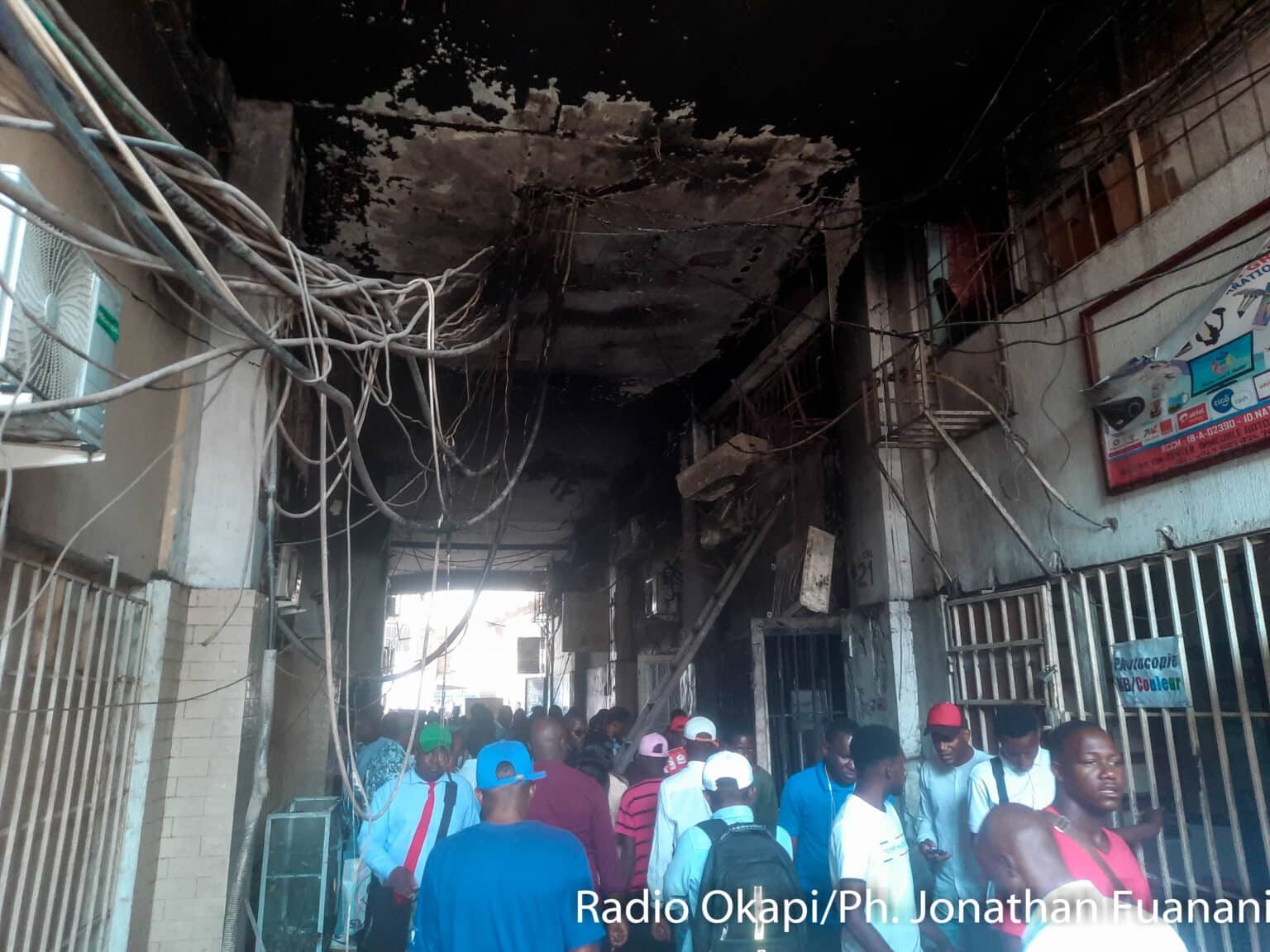 Mauvaises installations des câbles électriques à Kinshasa : entre risques et incivisme