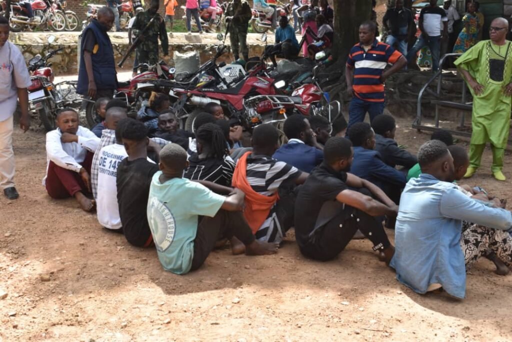 Plus d’une centaine de jeunes venus du Sud-Kivu arrêtés à Irumu, soupçonnés de liens avec des groupes armés