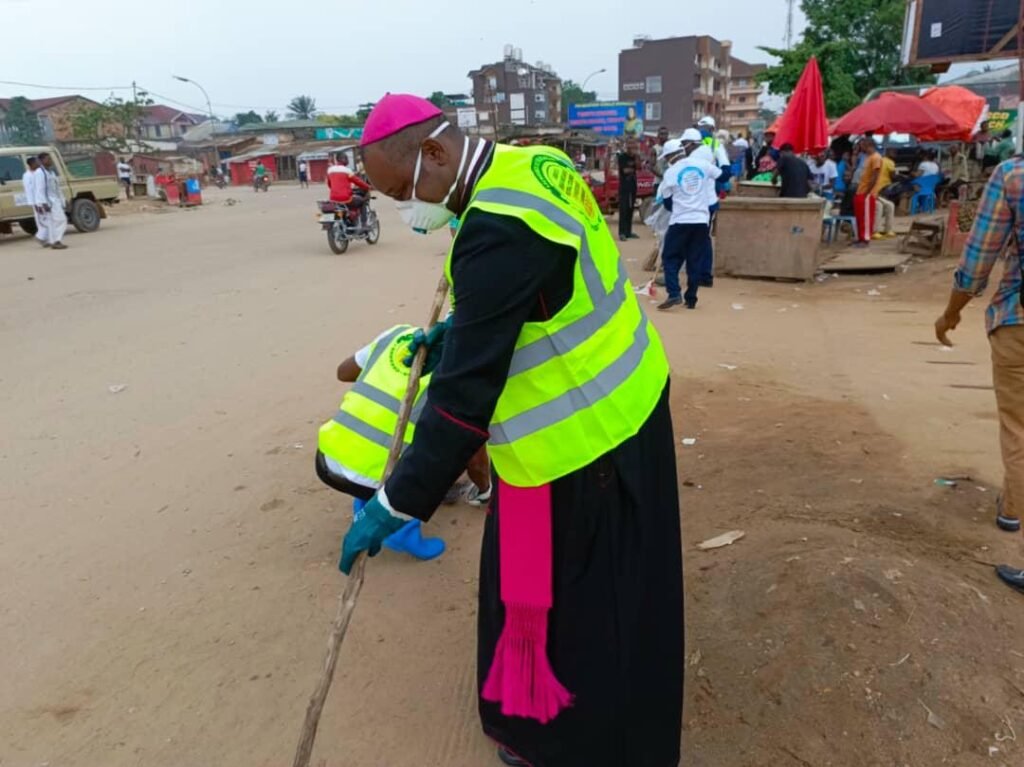 Le marché central de Kisangani assaini à l’initiative de Mgr Ndjadi Ndjate