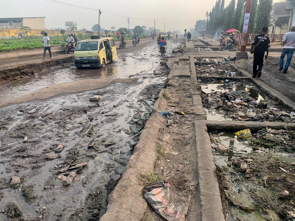 La boue extraite des caniveaux obstrue la chaussée entre Landu et la prison centrale de Makala, à Kinshasa
