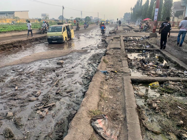 La boue extraite des caniveaux obstrue la chaussée entre Landu et la prison centrale de Makala, à Kinshasa