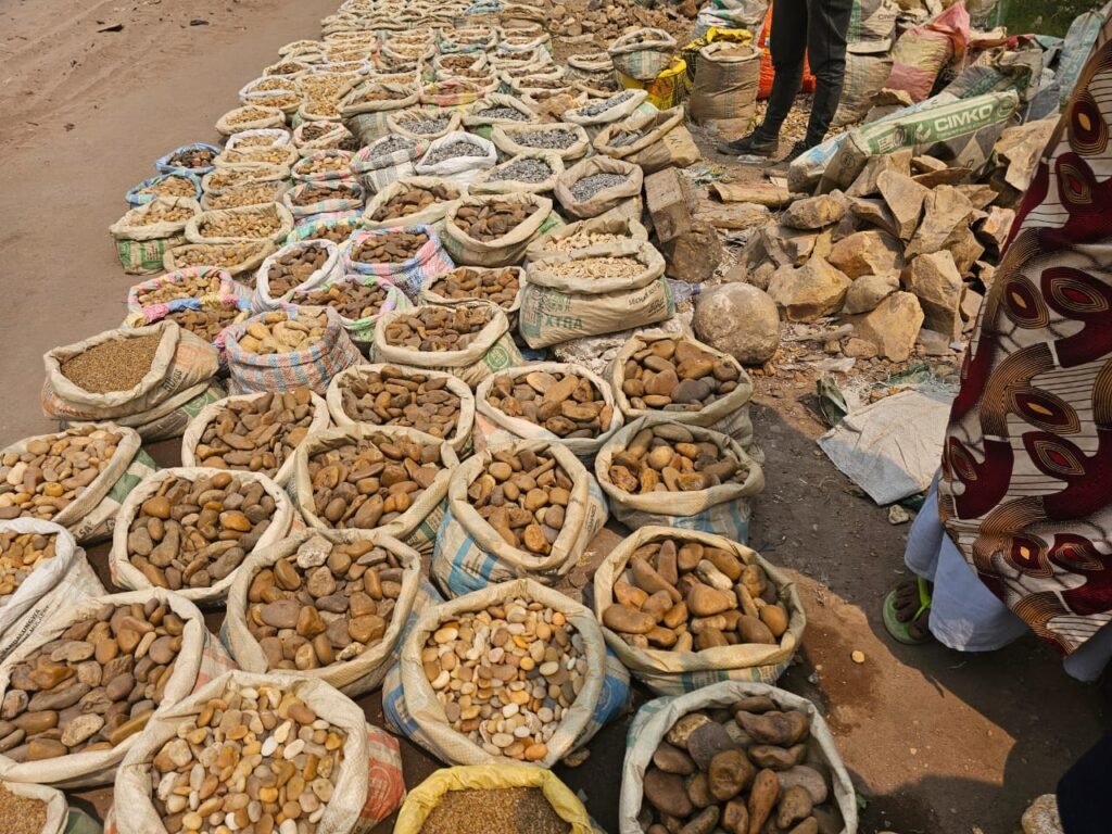 Des femmes casseuses de pierres peinent à couvrir les besoins de leurs ménages à Mbuji-Mayi