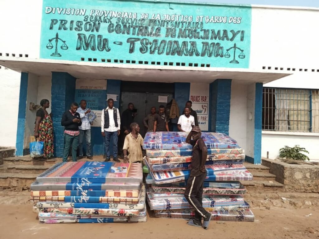 Des commerçants exposent aux odeurs le long du boulevard Laurent-Désiré Kabila à Mbuji-Mayi