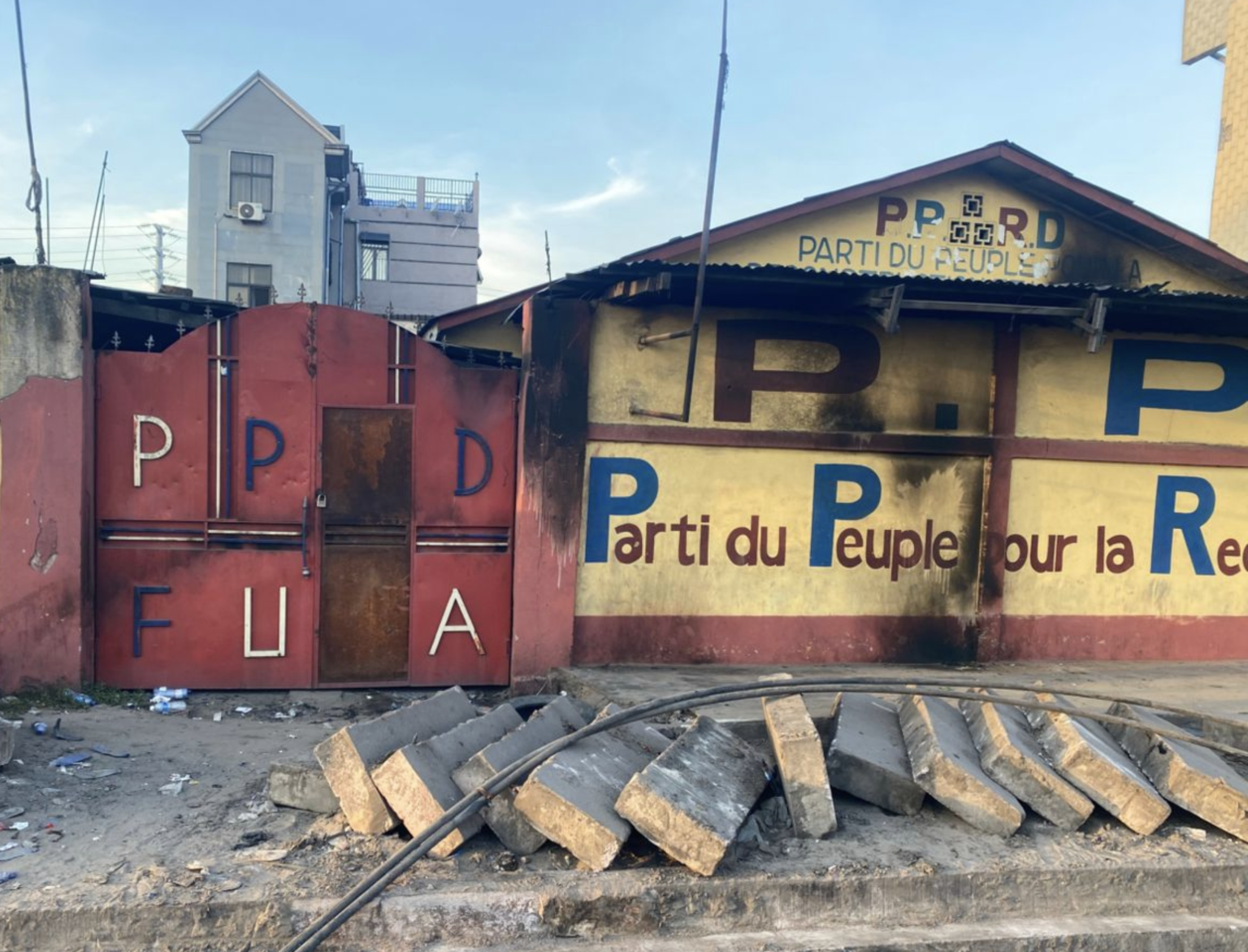 Le PPRD dénonce l’incendie de son siège et accuse le pouvoir de « dérives dictatoriales »