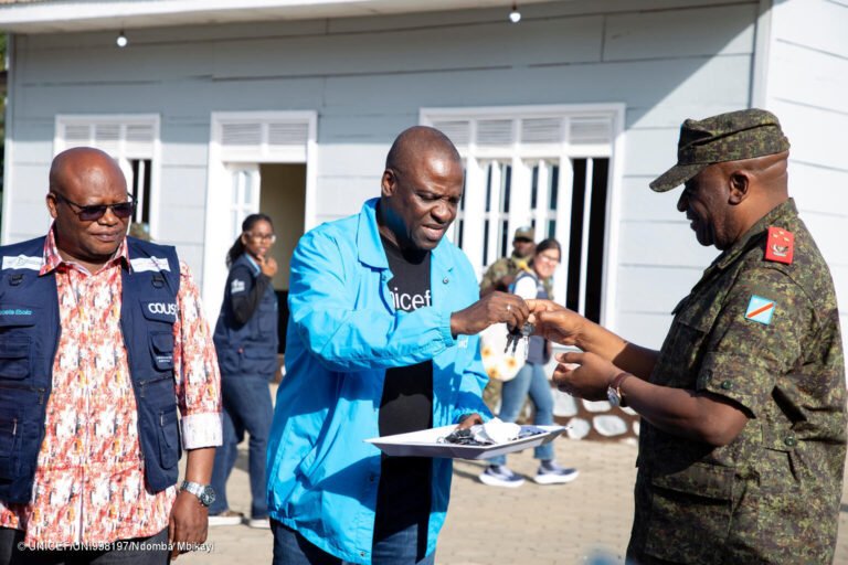Ebola : l’UNICEF remet 100 motos au gouverneur de l’Ituri pour la riposte