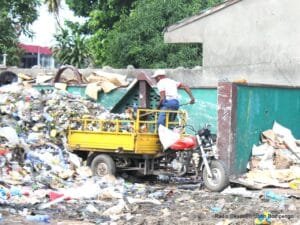 Journée mondiale du bricolage : à Kinshasa, le recyclage s’impose comme une solution face à l’insalubrité
