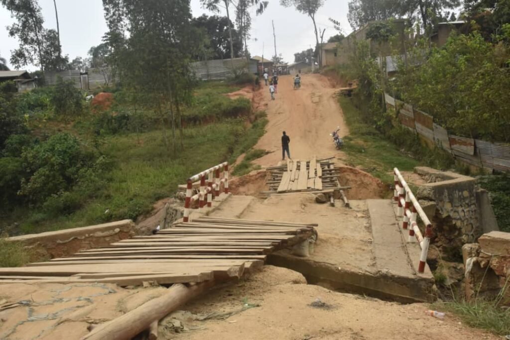 L’effondrement du pont Ituri 2 à Mambasa paralyse les échanges et inquiète face à la menace des ADF