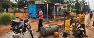Des jeunes sans emploi à Mbuji-Mayi mettent sur le lavage de voitures dans la rue pour gagner leur vie