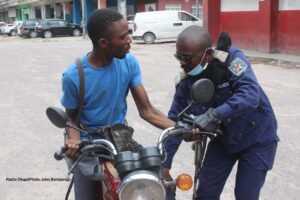 Un contrôle routier vire au drame à Kinshasa : un motard meurt électrocuté après une altercation avec des contrôleurs