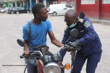 Un contrôle routier vire au drame à Kinshasa : un motard meurt électrocuté après une altercation avec des contrôleurs
