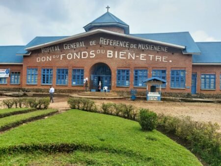 Lubero : un an après les combats, le personnel soignant d’Alimbongo opèrent toujours au milieu des ruines