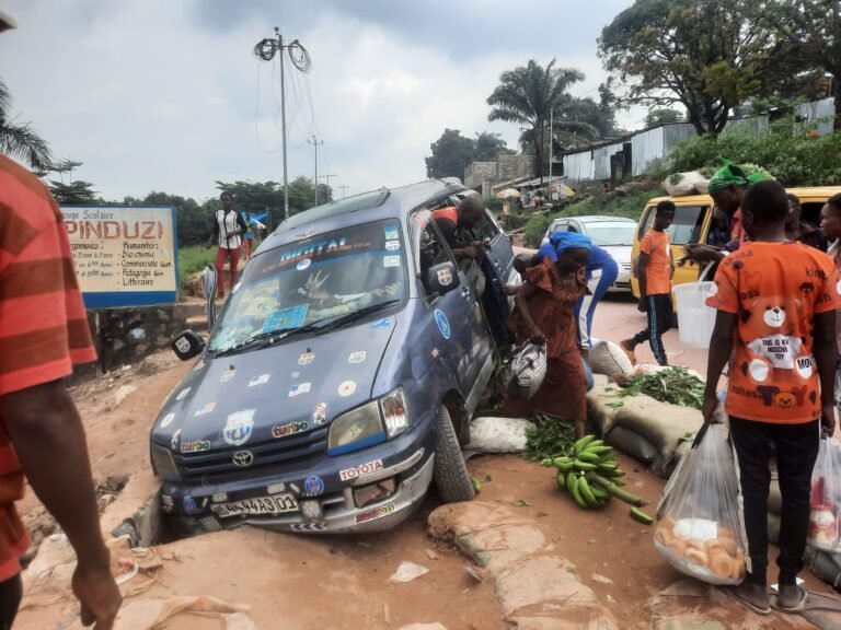 Kinshasa : quatre morts et six blessés graves dans un accident sur la route Matadi