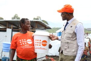 Kinshasa : l’UNFPA et SOFLECCO apportent des kits de dignité aux femmes déplacées de Pakadjuma à Kinkole