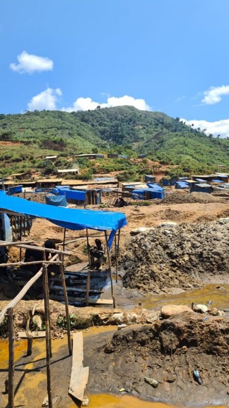 Après un éboulement mortel à Mabela, la mairie de Kamituga suspend l’exploitation minière