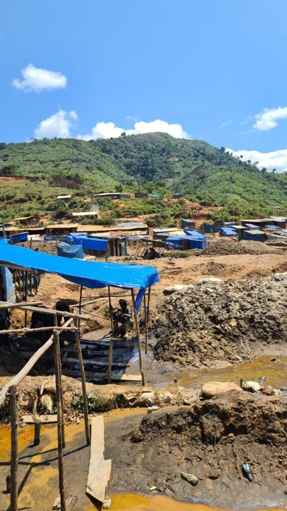 Après un éboulement mortel à Mabela, la mairie de Kamituga suspend l’exploitation minière