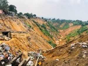 Kinshasa : les habitants du quartier Kingu s’organisent contre l’érosion avant le retour des pluies