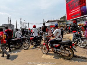 La poussière de la saison sèche asphyxie les « Wewa » et menace la sécurité routière à Kinshasa