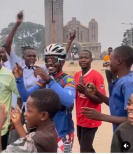 Pédales pour la Paix : le message de paix de Miguel Masaisai mobilise la jeunesse de Mbuji-Mayi avant son départ pour Kananga