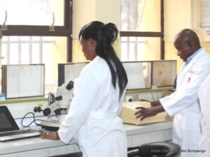 Retard des tests Ebola à Mambasa : la société civile exige un laboratoire mobile d’urgence