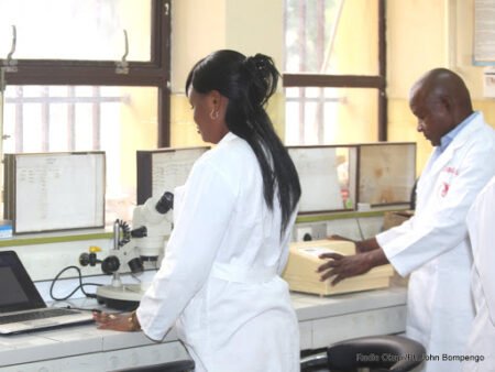 Retard des tests Ebola à Mambasa : la société civile exige un laboratoire mobile d’urgence