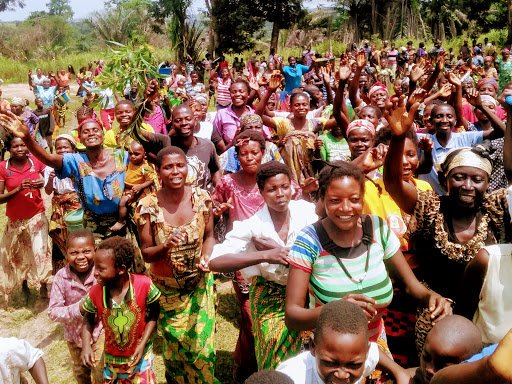 Ituri : le rassemblement des déplacés de Savo pour une distribution des vivres suscite des inquiétudes sanitaires