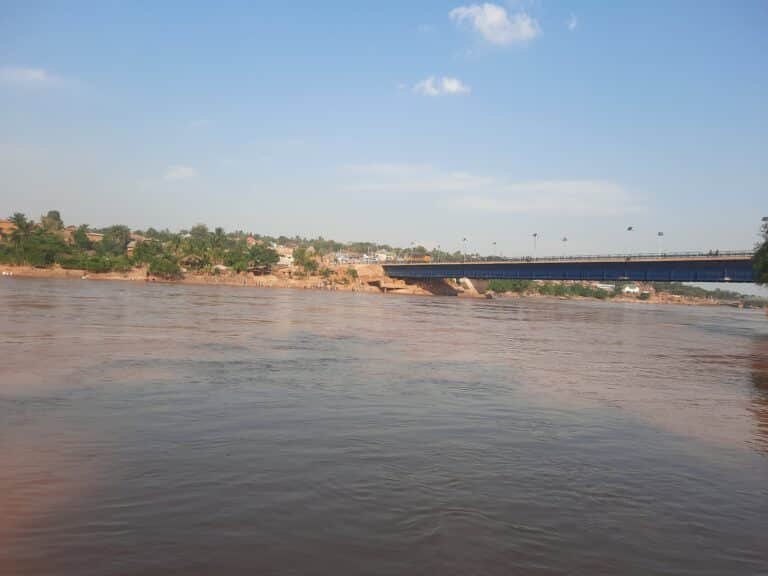 Le nouveau pont Kaluebo ouvert à la circulation avant son inauguration officielle au Kasaï