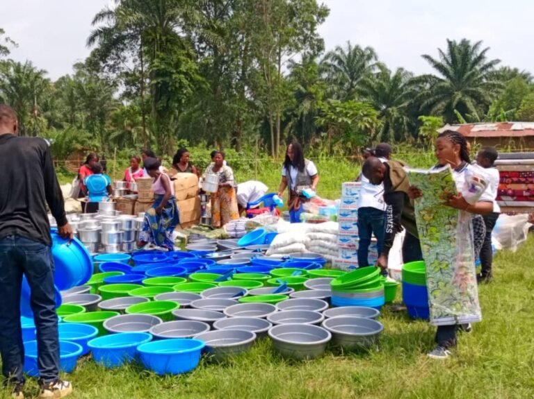 Maniema : l’ONG Tearfund distribue une aide financière à plus de 1 300 déplacés et retournés à Punia