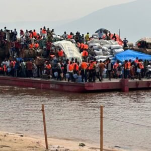 Ebola : le bateau isolé à 65 km de Kinshasa finalement libéré après des tests négatifs