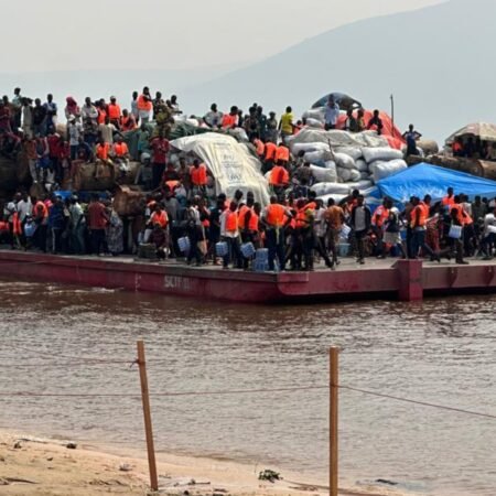 Ebola : le bateau isolé à 65 km de Kinshasa finalement libéré après des tests négatifs