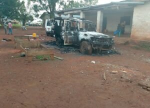 Des motards vandalisent des véhicules de la riposte contre Ebola à Aru